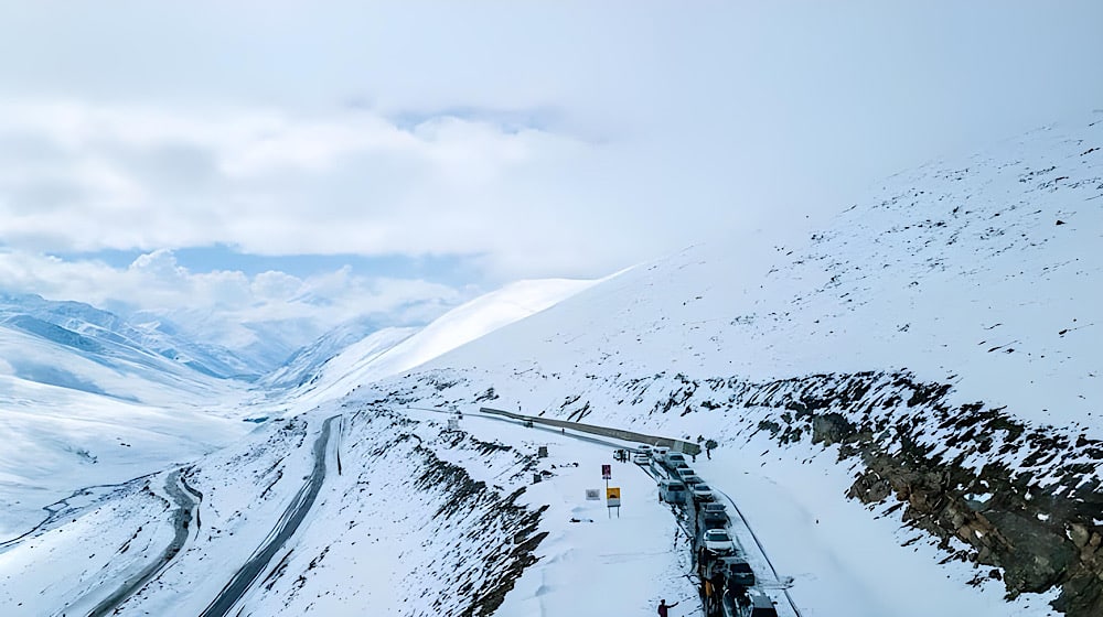 Kaghan receives snowfall